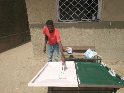 Los voluntarios Demba y Demba pintando