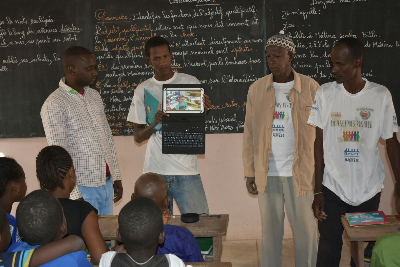 Voluntarios enseñando el vídeo a los niños